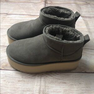 NWOT UGG Classic Ultra Mini Platform Antilope Suede Ankle Boots Size 8 Women
